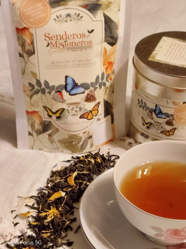 Packaging de té con una taza de té y un azucarero